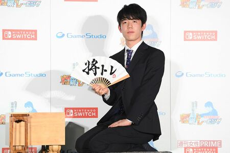 藤井聡太ファン必見！日本将棋連盟のクラファン“豪華返礼品”にアクリルスタンド・オリジナルパーカ、おすすめ1位は「100万円」超貴重・天才同士の対局生観戦（2ページ目）  | 週刊女性PRIME