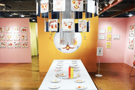 個展には大地真央画伯本人も参加。ベレー帽とボーダーシャツでオシャレに(公式サイトより)