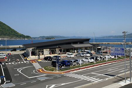 目の前は漁港。毎週日曜日は「室津朝市」を開催(8:20から、なくなり次第終了)