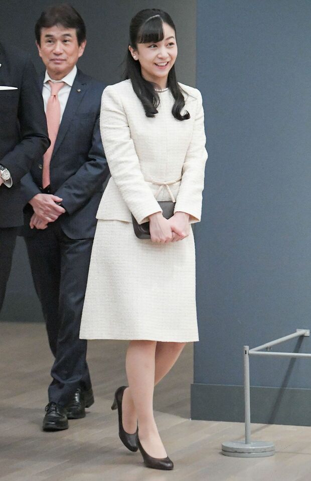 '20年2月、国立新美術館での企画展『ブダペストヨーロッパとハンガリーの美術400年』に足を運ばれた佳子さま。ツイードのセットアップは、ウエストのリボンがポイントになっている。長い巻き髪もあいまって、とてもフェミニンで華やかな印象　撮影／JMPA