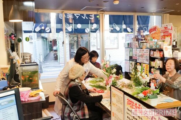 スタッフの渡邊さんが資格を生かして始めたフラワーアレンジメント教室　撮影／伊藤和幸