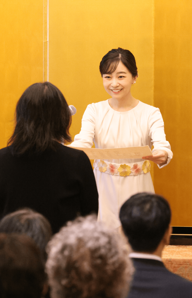 「第72回日本伝統工芸展」授賞式で、ガラス工芸作家の和泉香織さんに総裁賞を授与（2025年9月4日）
