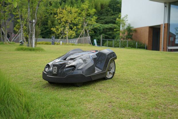 芝刈りをする作業ロボット