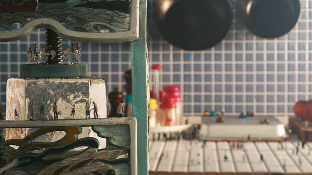 トランジスタ工場のかわりに、いかにも夏！ なかき氷のメリーゴーラウンドが。(c)NHK