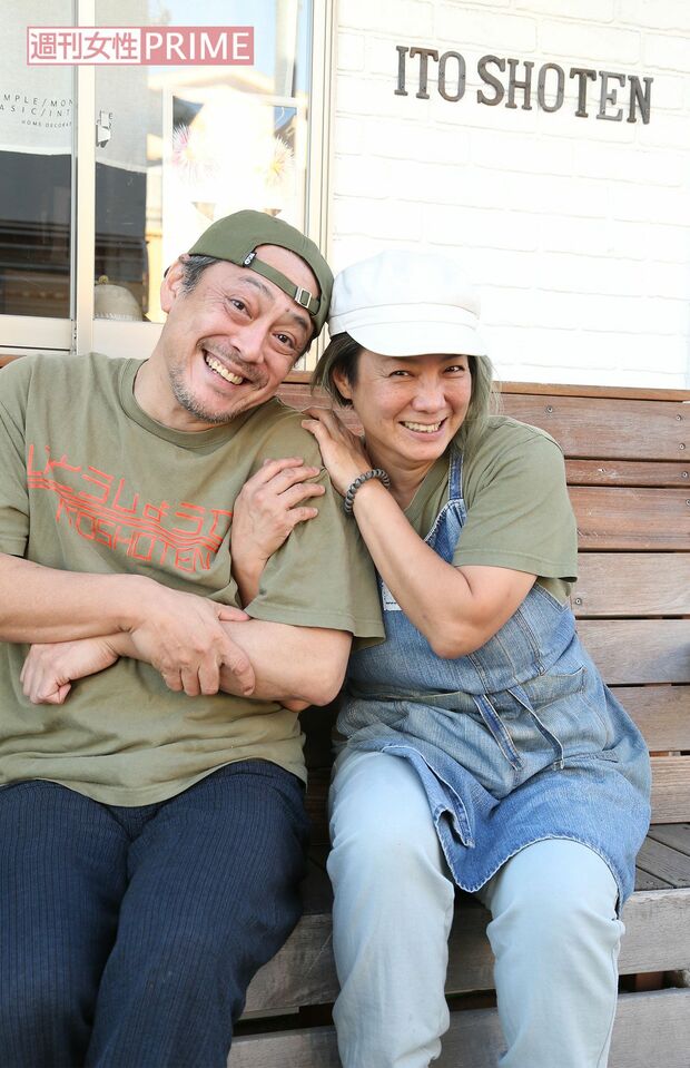 店は夫婦2人で切り盛りしている。妻の能子さんと仲睦まじい姿。借金があっても幸せな理由がここにある