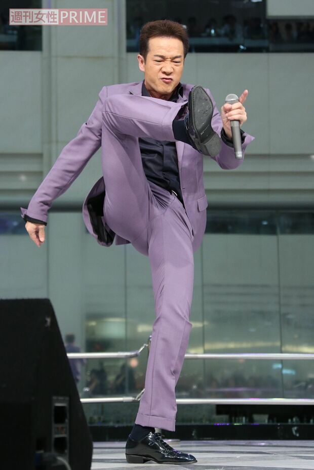 キレッキレのダンスで魅了する田原俊彦