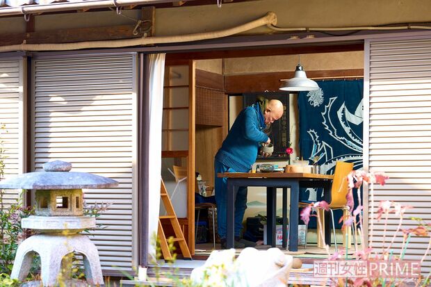 奈良の作業場で1日1個、わんをつくる篠原さん。縁側から中庭を眺めて茶を飲んだり、ひょっこり訪れた近所の人たちと談笑しながら過ごすのどかな時間が気に入っているという　撮影／伊藤和幸