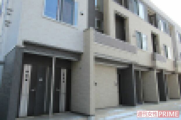 監禁現場となった現場アパート。比較的新しい3階建て住居で家賃は6万円弱。容疑者名義で借りていた姉妹の部屋は2階にある