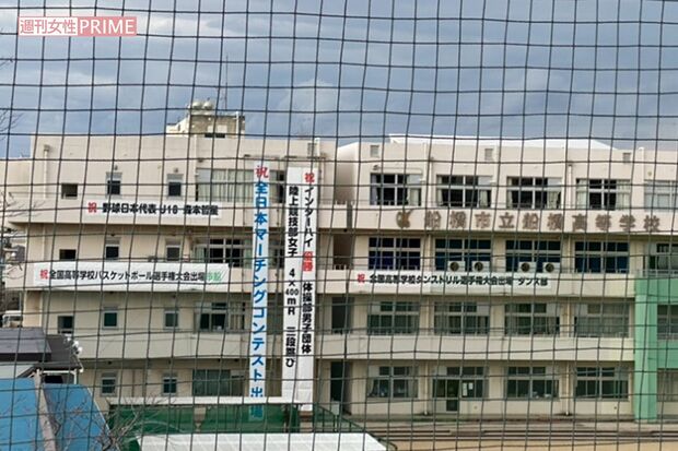 校舎の垂れ幕にはスポーツ強豪校としての輝かしい実績が