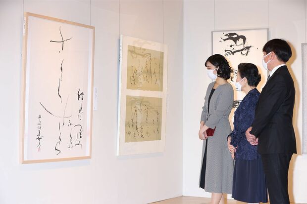 子どものころに書道を習った経験のある佳子さまは桜をテーマにした書を熱心にご覧になっていた