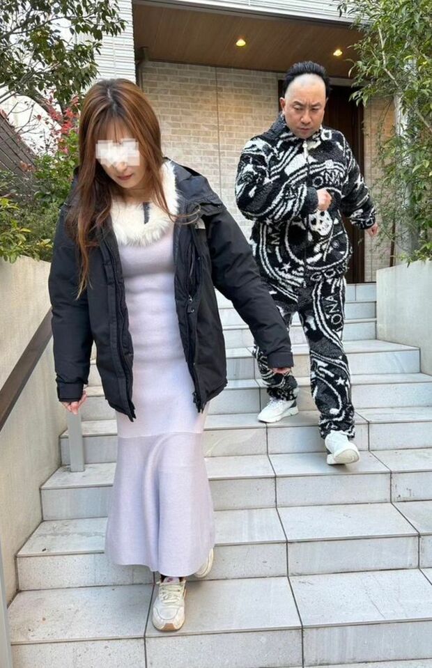 『フライデー』で撮影されたのと同様に女性と歩く様子も再現（Instagramより）