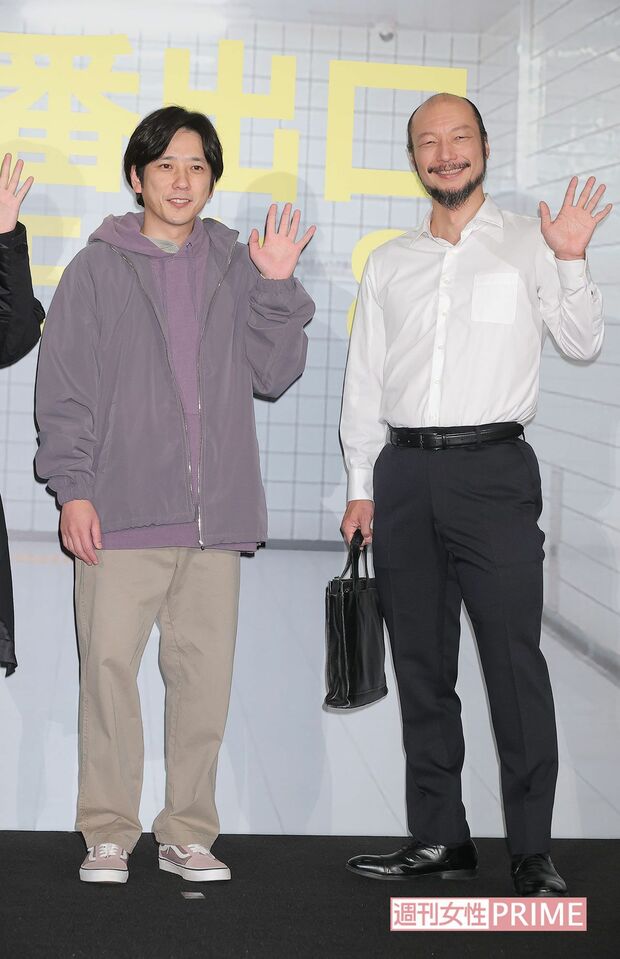 『8番出口』で「歩く男」を演じた河内大和(右)がブレイク。左は二宮和也