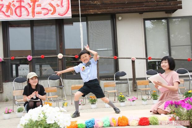 「入学を祝う会」は子どもたちの発案で、決めポーズをすることに。それに応じた小1の男の子。司会の子も満足そう