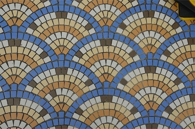 『ジャンボール池田山（1972）』のエントランスのモザイクタイル。扇模様が時代を表す（hacoさん提供）