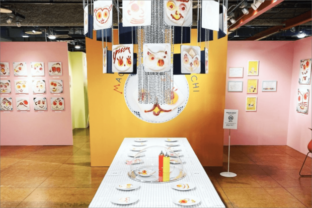 個展には大地真央画伯本人も参加。ベレー帽とボーダーシャツでオシャレに（公式サイトより）