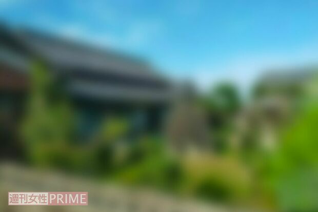 津市内にある容疑者の実家。土地は全部あわせて1000平方メートルほどと広く、立派な庭がある