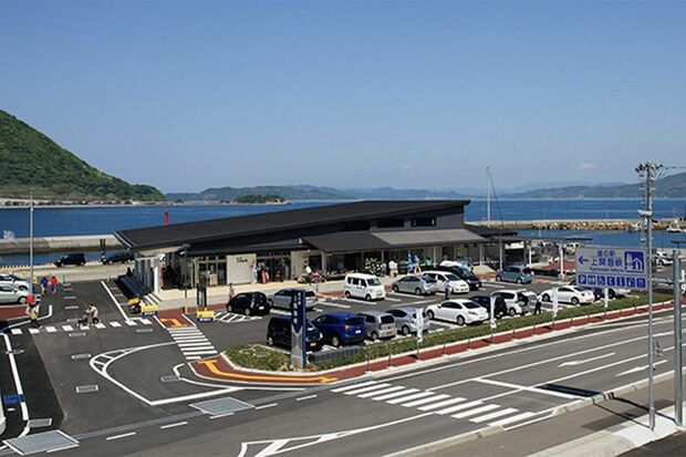 目の前は漁港。毎週日曜日は「室津朝市」を開催（8:20から、なくなり次第終了）