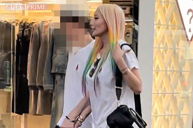 2023年9月、TikTok配信者の彼氏とデートする加藤紗里