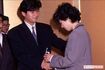 平成元年の7月11日、中森明菜(当時23歳)が近藤真彦(当時24歳)の自宅で自殺未遂。その年の大晦日に“金屏風会見”を開いた