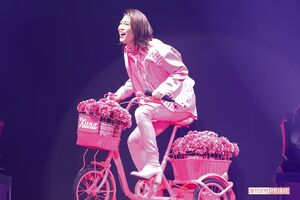 お花をめいっぱい積んだ自転車に乗って 『Happy！』。カゴには「Kiina」の文字　撮影／廣瀬靖士