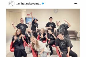 金髪姿の中山美穂（前列左から2人目。本人インスタグラムより）