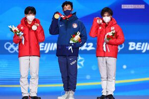 2022年北京五輪、メダルセレモニーでの(左から)銀メダルの鍵山優真、金メダルのネイサン・チェン、銅メダルの宇野昌磨(JMPA代表撮影)