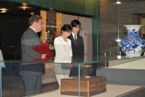 日本とベルギーの修好160周年を記念した特別展を訪れ、悠仁さまと共に磁器の花瓶や浮世絵などを鑑賞(2026年5月23日)