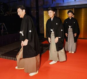 中村芝翫を襲名した橋之助、三田寛子と抱き合い成功を誓う