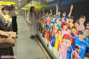 渋谷駅に展示されたジャニーズJr.東京ドーム公演広告にファンが殺到