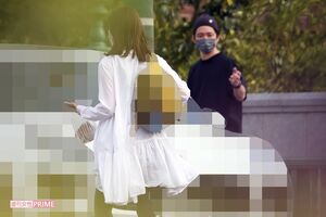 子どもを迎えに行く佐々木希と渡部建（23年4月撮影）