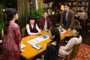 個性的なメンバーが集まった『灯火親』の朗読に参加した孝だが、なかなか自尊心を捨てきれなかった。(c)NHK