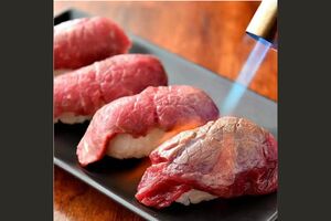 ぐるなびに掲載されていた炙り肉寿司の写真（『ぐるなび』より）