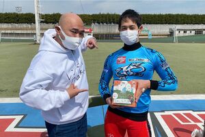 安田大サーカス・クロちゃんと松浦悠士選手(安田大サーカス・クロちゃんTwitterより)