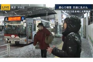 『報道ステーション』に映りこむ、赤いアウターを着た真空ジェシカの川北茂澄（番組公式Xより）