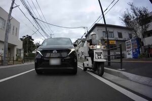 歩道を走る『ピザーラ』バイク配達員。動画のはじめは車道を走っていたはずだが……（ドラレコライダー@drive_rec_bike　の動画より）
