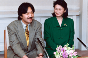 1994年11月、29歳の誕生日に際し記者会見に臨む秋篠宮さま。第2子誕生を待つ思いなどを述べた