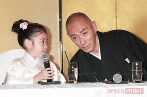 麗禾ちゃんにそっと耳を傾ける姿が、親子の信頼関係をのぞかせる　撮影／森田晃博