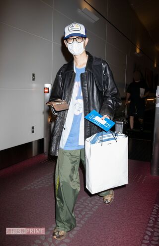 新婚旅行先のロンドンから帰国した菅田将暉（2022年9月）