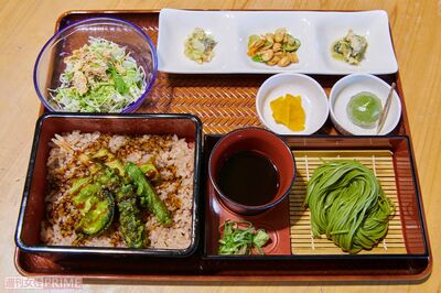 お茶づくし御膳1600円、にしんそば単品1200円。このほか、ほうじ茶で炊いた茶めしや茶粥も絶品だ(撮影/山田智絵)