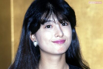 すました表情の河合奈保子。高い鼻ときれいな肌が美しい