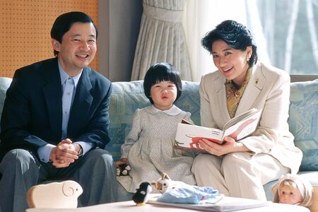 2歳を迎えられる前月、愛子さまに絵本をお読みになる天皇陛下と雅子さま(2003年11月)(写真提供/宮内庁)