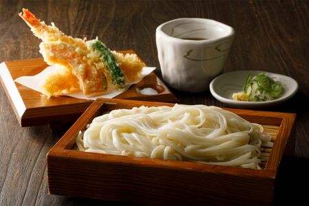 
『うどん茶屋 海津屋』人気メニューの〈海老天ぷらざるうどん〉1420円
