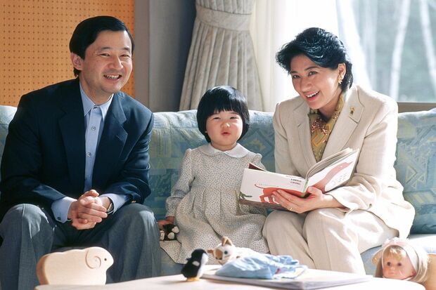 2歳を迎えられる前月、愛子さまに絵本をお読みになる天皇陛下と雅子さま（2003年11月）（写真提供／宮内庁）
