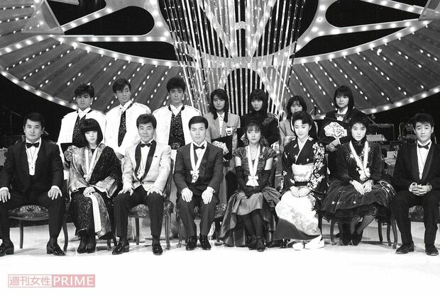 第28回『日本レコード大賞』各部門の受賞者ら。大賞は中森明菜の『DESIRE-情熱-』