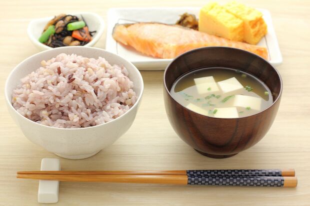 “便秘＝自律神経の乱れ”といえるほど、自律神経と腸は密接な関係にある。「便秘解消には食物繊維が必要不可欠。納豆のトッピングに食物繊維が豊富な海藻類をのせる、白米に雑穀米を加えて炊くなど、いつもの食事にちょいプラスする意識をもちましょう」