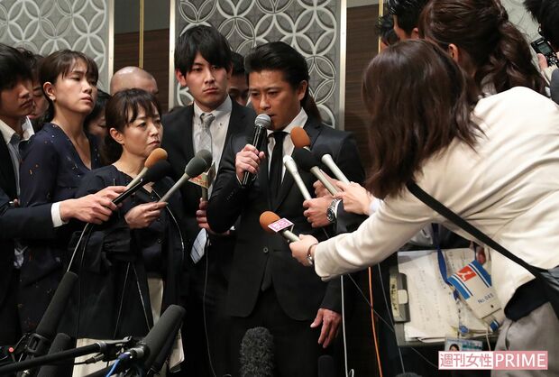 謝罪会見で取材に応じる山口達也（'18年4月26日）