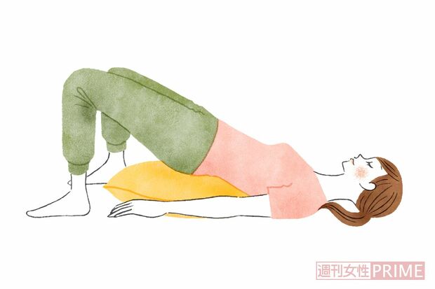 （2）仙骨の下にクッションなどを置いて体重をあずけ、あごを軽く引いて呼吸を繰り返す。1分～3分程度を目安に。　イラスト／中村奈々子