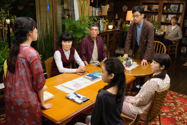 個性的なメンバーが集まった『灯火親』の朗読に参加した孝だが、なかなか自尊心を捨てきれなかった。(c)NHK