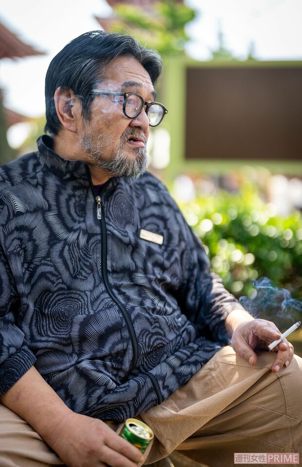浅草寺横の喫煙所にて。（撮影／佐藤靖彦）