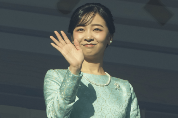新年一般参賀で宮殿・長和殿のベランダに立ち、手を振る佳子さま(2025年1月2日)
